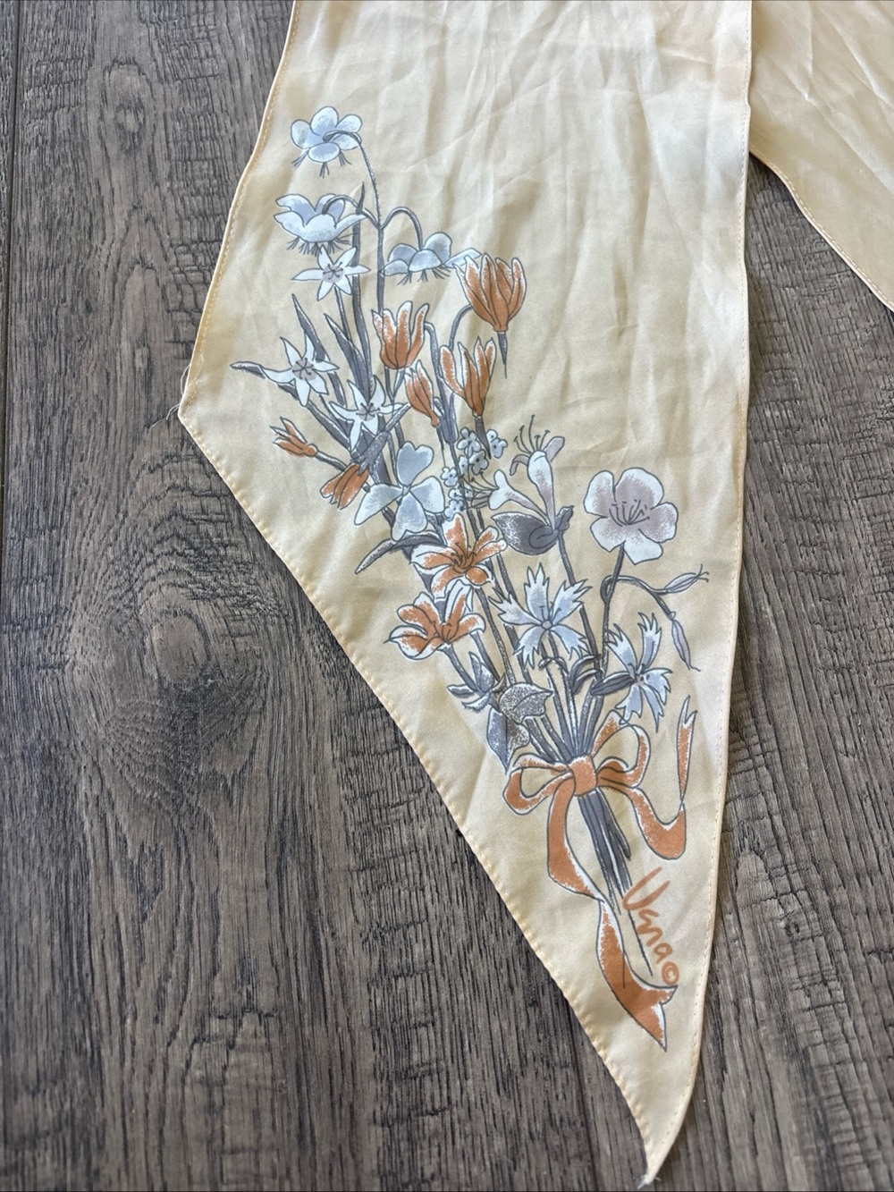 Vntg Vera Neumann Floral Print beige point scarf Scarf